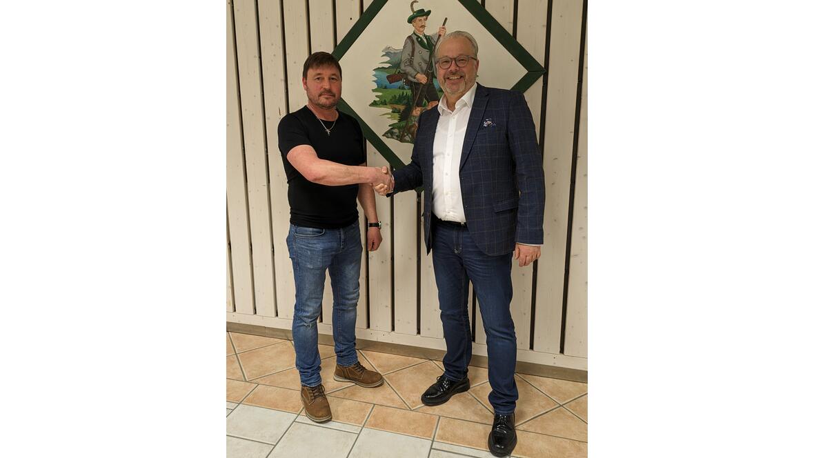 Rains Bürgermeister Karl Rehm gratuliert Günther Steidle (links) zur Wahl als Ortssprecher von Etting.