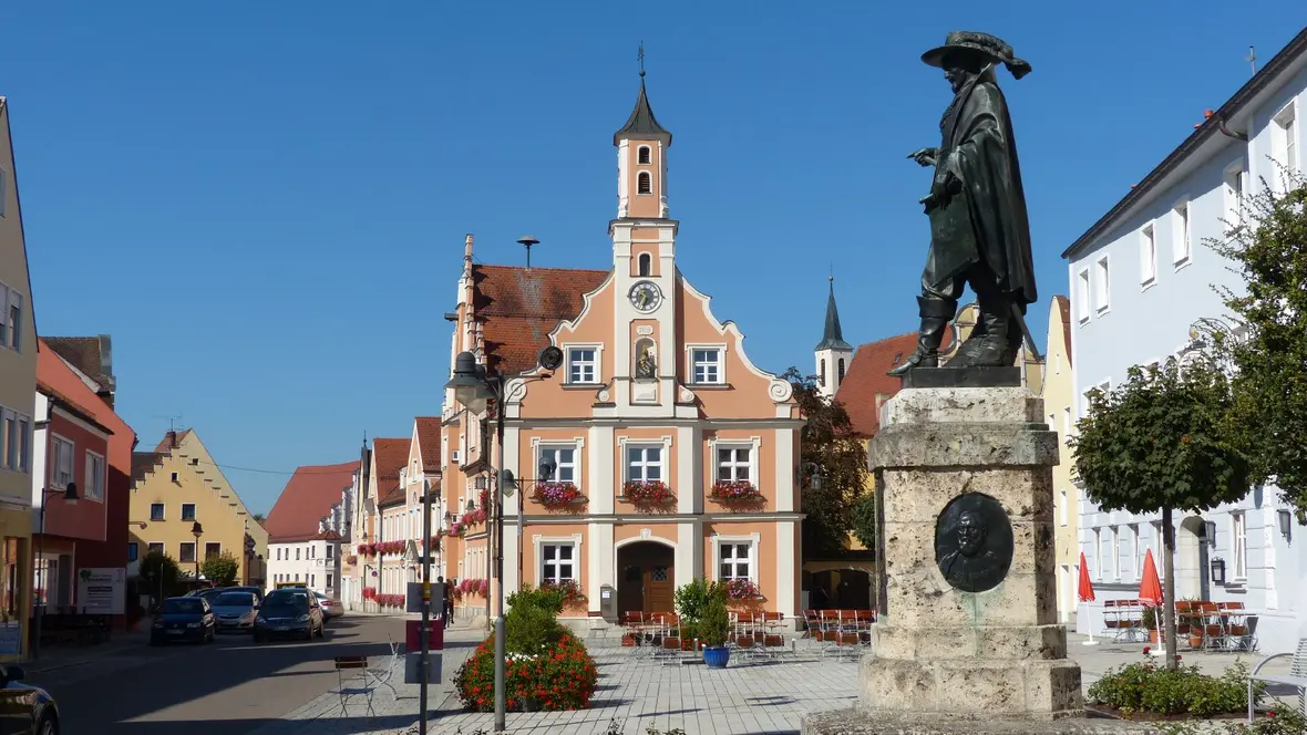 Rathaus in Rain mit Tilly Denkmal