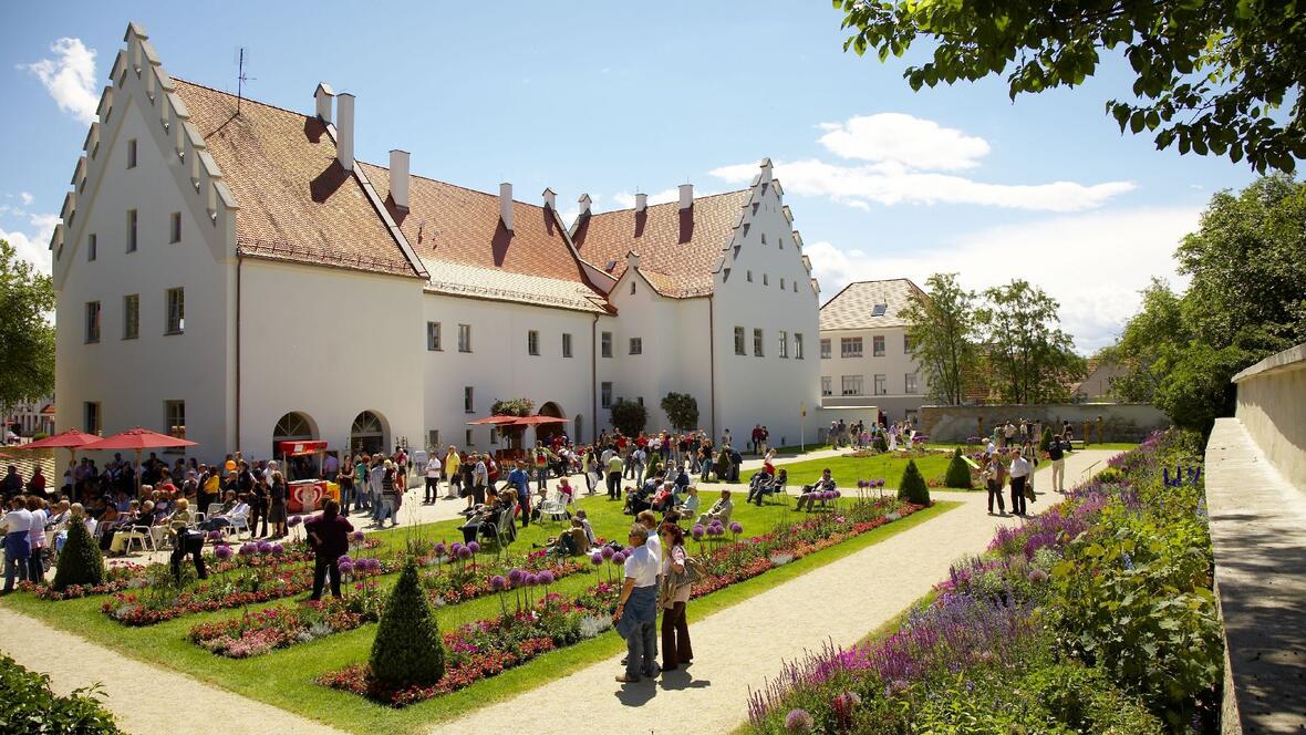 Schloss Rain mit Blumengarten