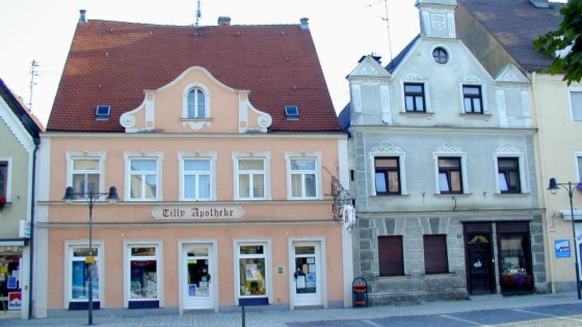 Haupstrasse Rain mit Blick auf Tilly Apotheke 