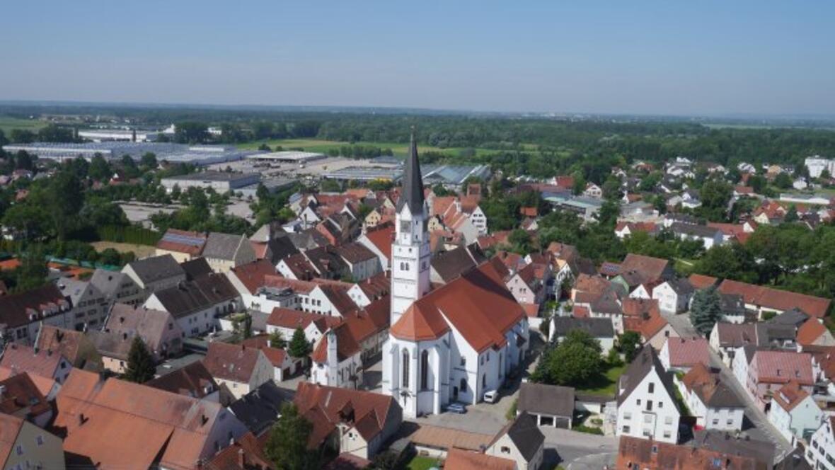 Luftbild mit Blick auf katholische Stadtpfarrkirche Rain